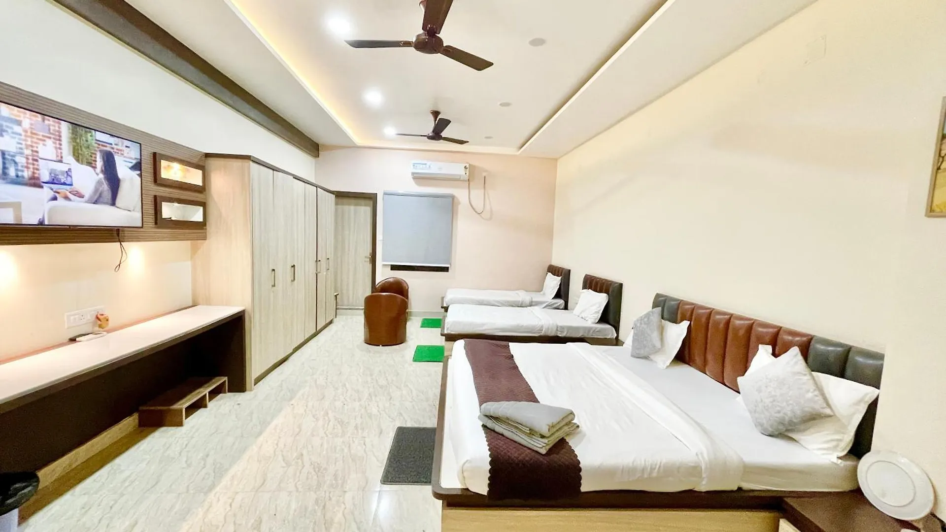 Hotel Akay Guest House ! Varanasi Fully Air Conditioned Room With Free Wifi, Near Shri Kashi Vishwanath Temple And Ganga Ghat