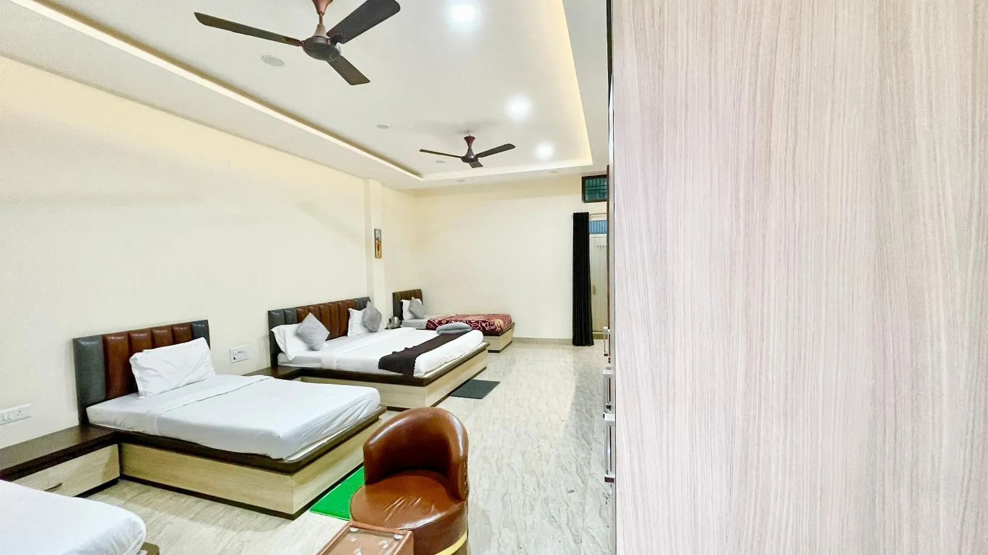 Hotel Akay Guest House ! Varanasi Fully Air Conditioned Room With Free Wifi, Near Shri Kashi Vishwanath Temple And Ganga Ghat 0*,