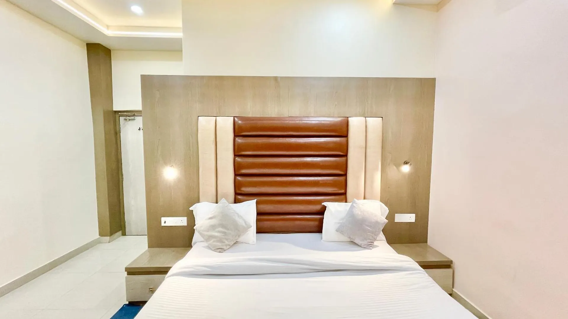 Hotel Akay Guest House ! Varanasi Fully Air Conditioned Room With Free Wifi, Near Shri Kashi Vishwanath Temple And Ganga Ghat 0*,  India